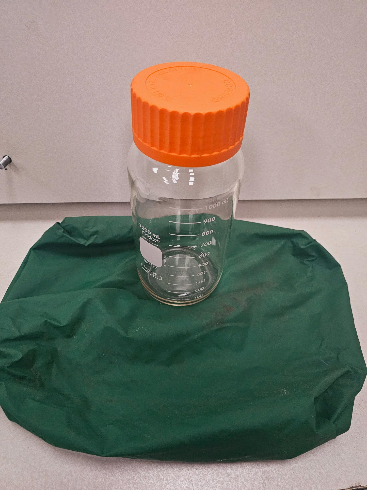 Corning Pyrex with markings up to 1000mL